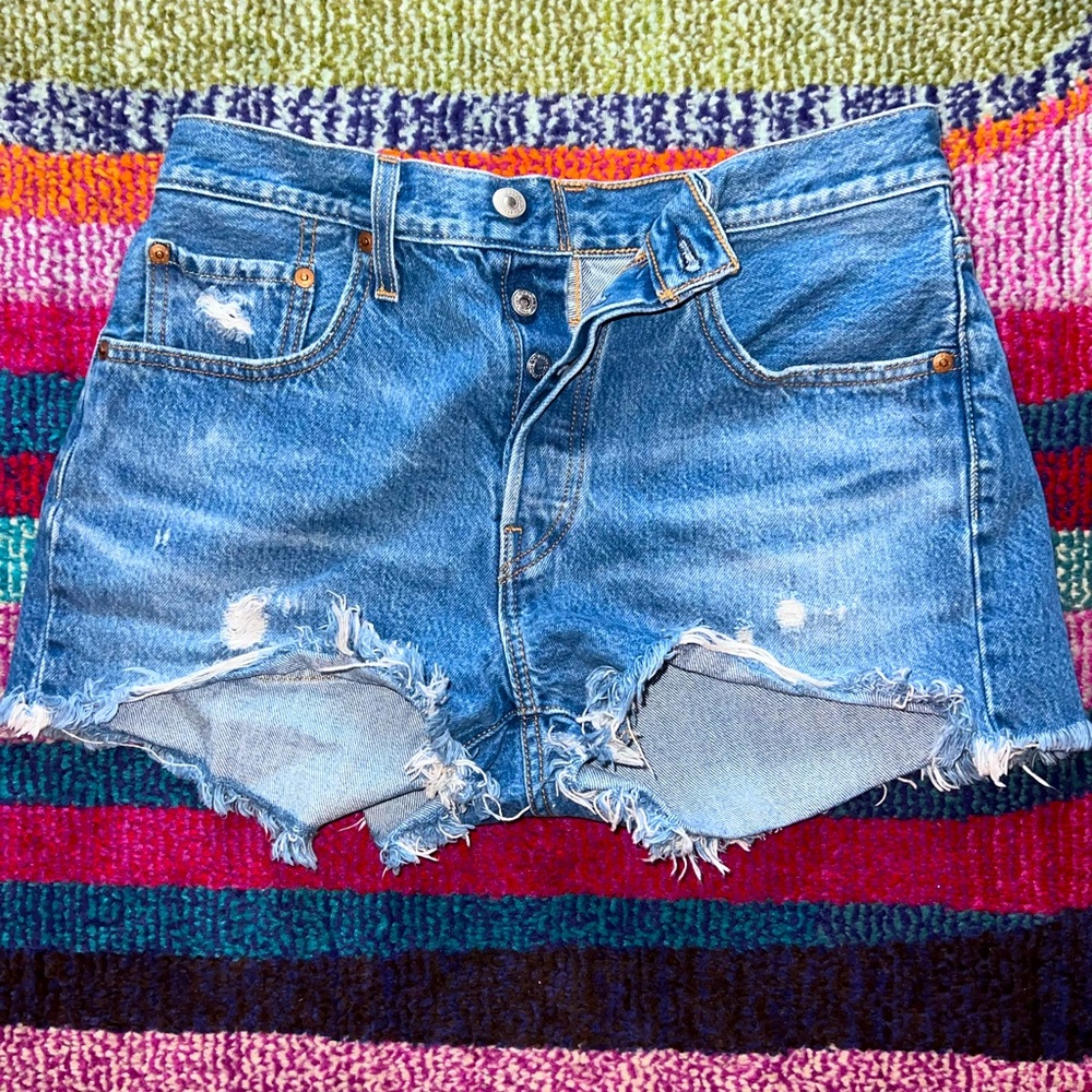 High waisted Classic 501 Levi Jean Shorts Urban Outfitters